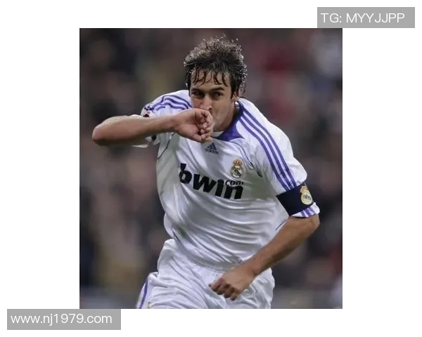 荷兰足球明星的秃顶魅力与成就揭秘